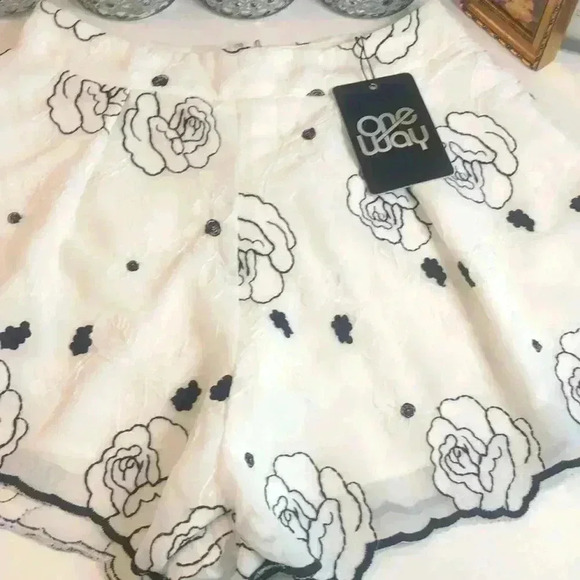 One way short set from LF black and white shorts 6 NWT - Picture 4 of 9